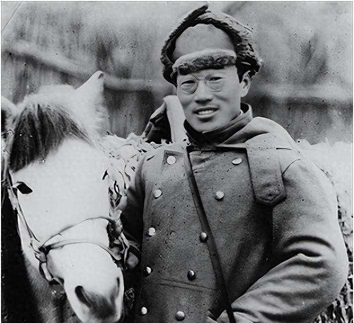 1942年，万毅被捕，蒋介石密令处决他。万毅找了根绳子，翻墙出逃，谁知，刚出玉米