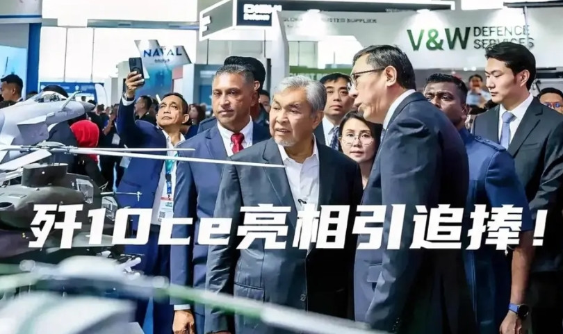 歼10ce在兰卡威航展出尽风头！从上一届门可罗雀，到现在门庭若市，歼10ce只用