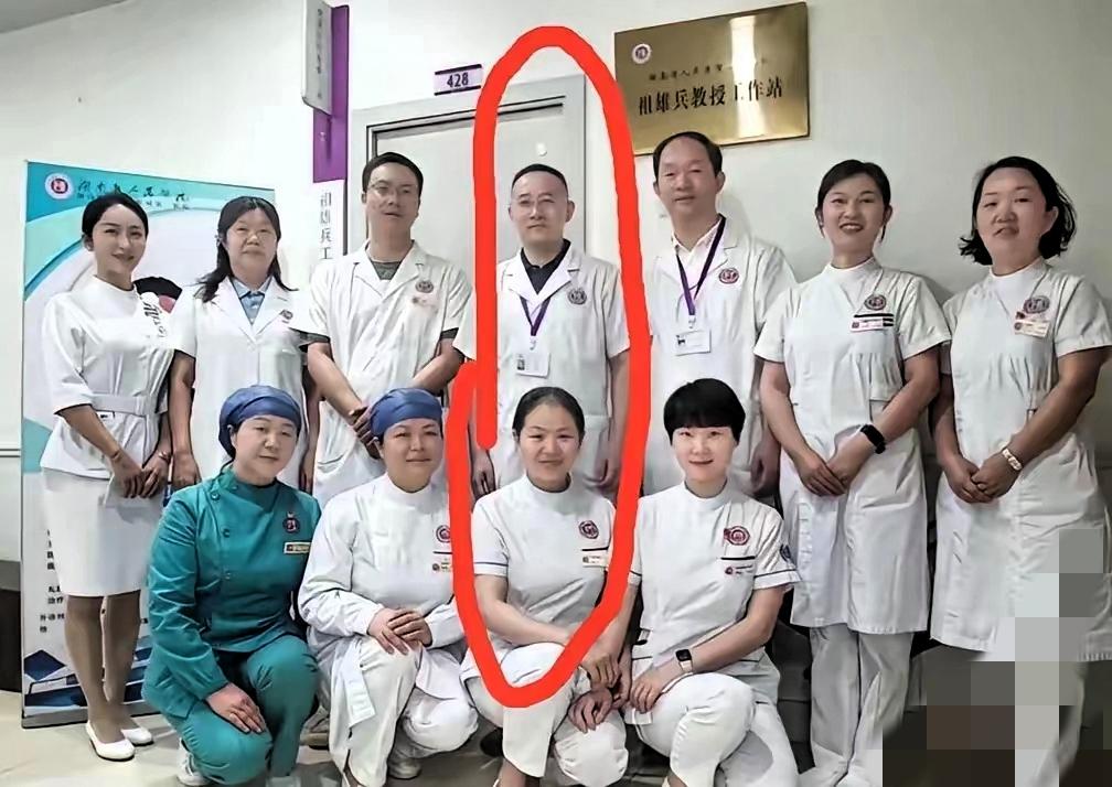 刷到祖院长和团队的合照，我直接看愣了！8位女同事搭配3位男同事，姑娘们个个气