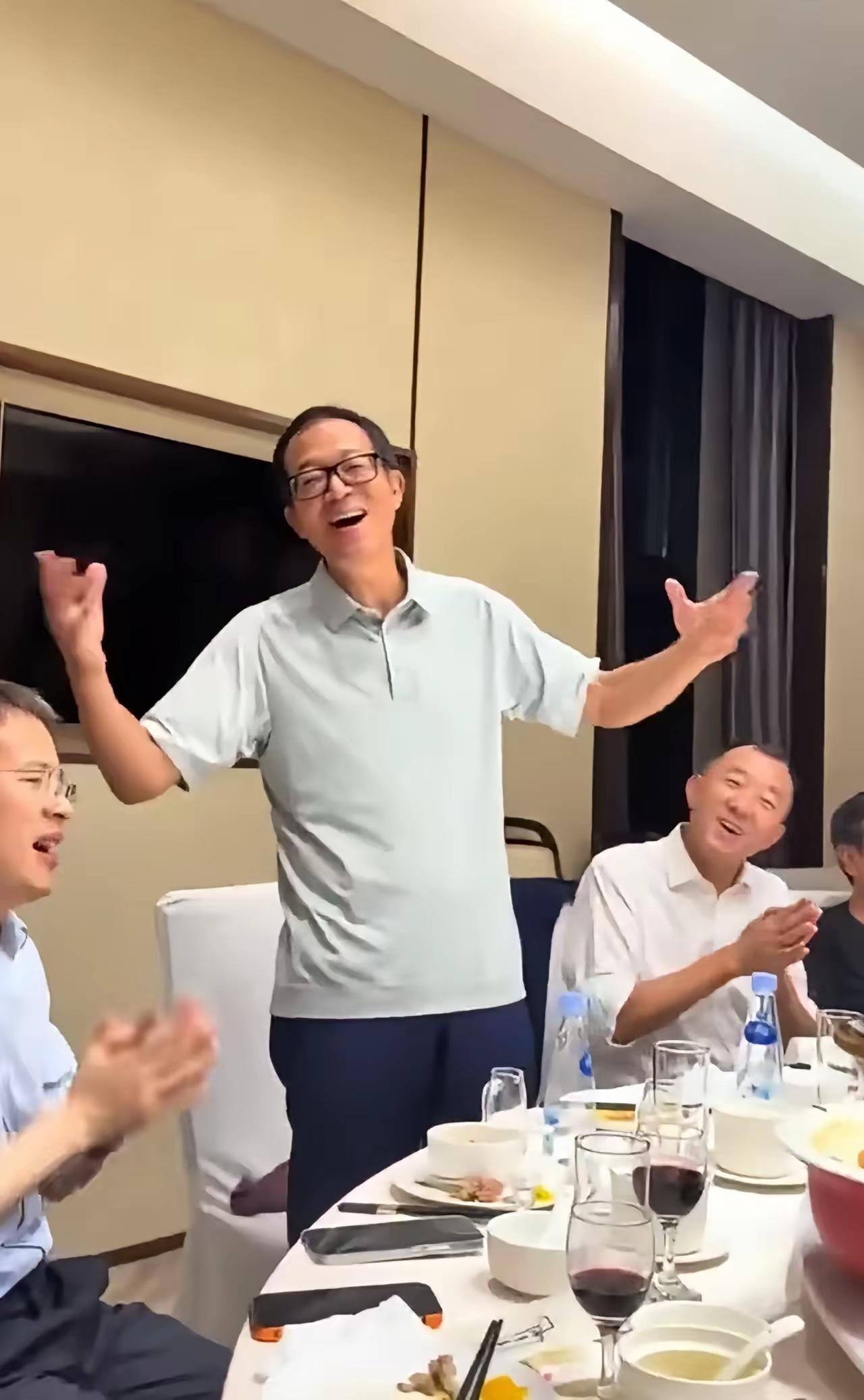 俞老师跟陈行甲私下吃饭时显得非常高兴，因为继董宇辉，孙美丽，石明，天权等等一众主