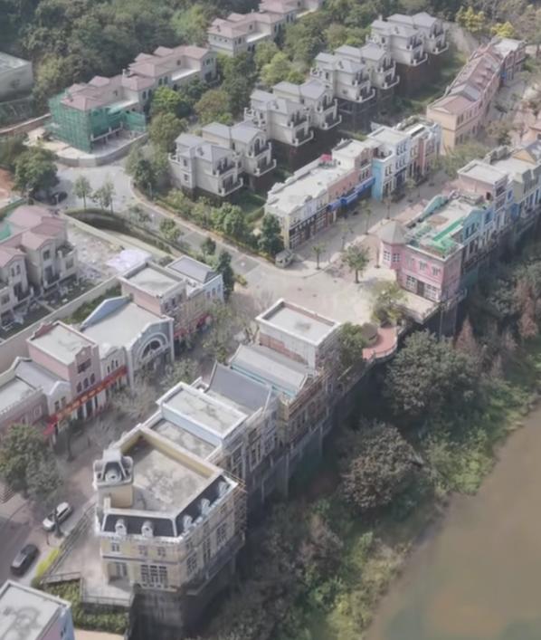 发现一个扎心现象：如今全国多地别墅竟成片成片地荒着！白送乞丐都嫌瘆得慌，连深圳动