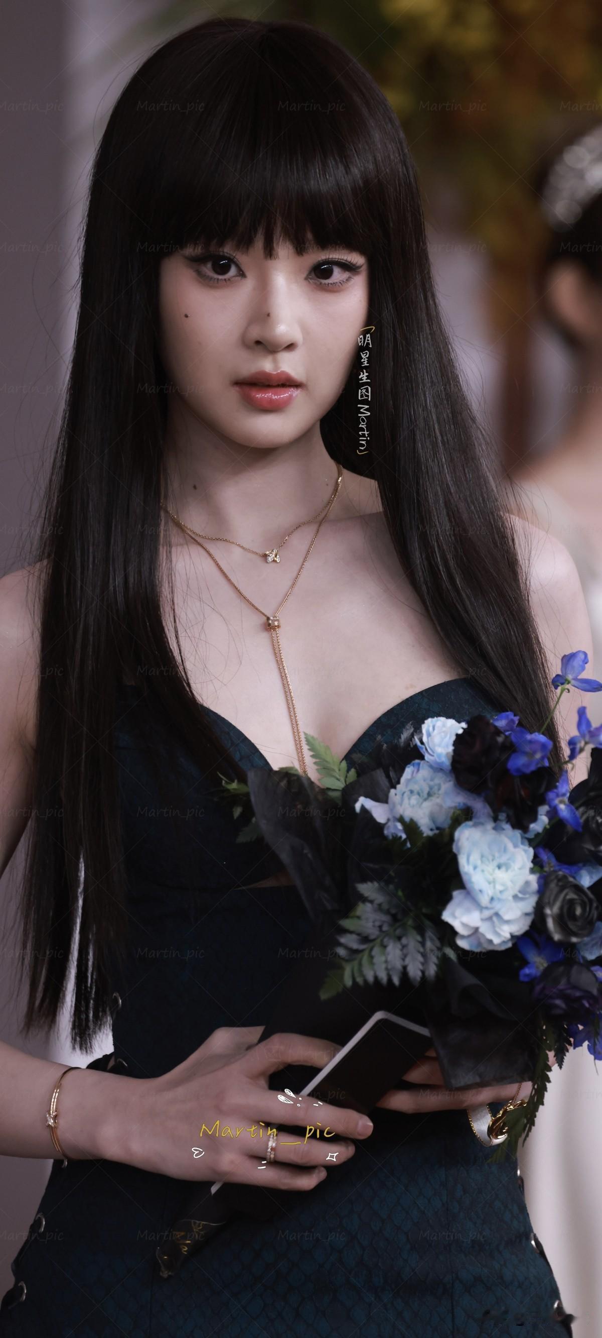 张淼怡微博视界大会红毯生图黑长直三水妹妹，恶女人设即视感，好权威的生图！又酷又