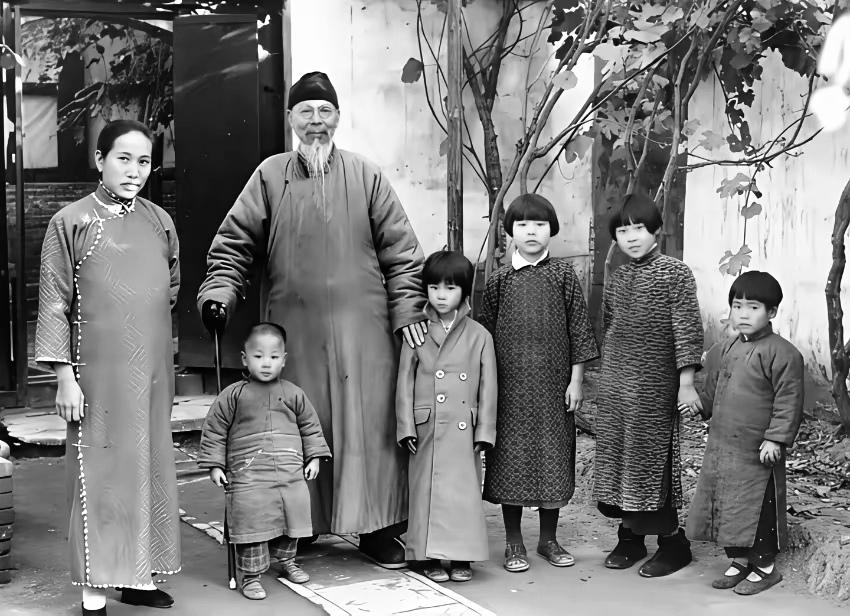 1919年，57岁的齐白石纳了18岁的胡宝珠做小老婆。新婚夜，她哭喊："你比俺爹