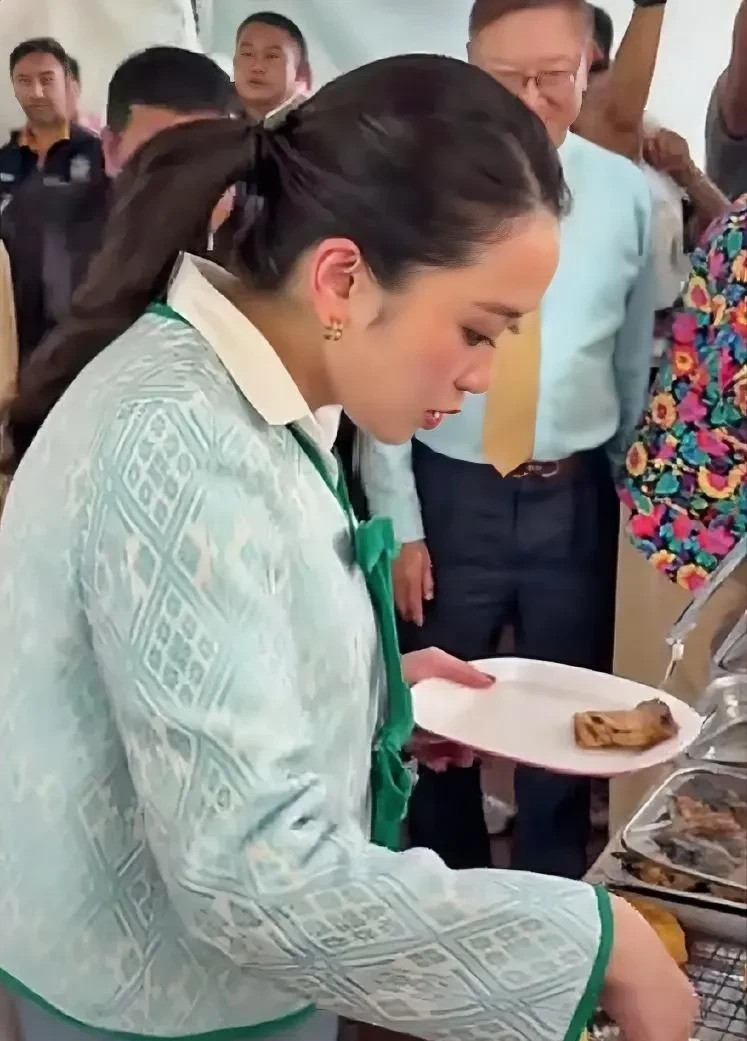 泰国女总理排队吃早餐，真没架子**文章：**