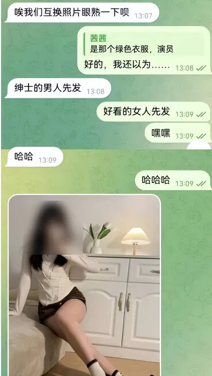 四川，一男子在公共厕所如厕时一低头，看到地面低俗小广告，瞬间来了兴致，也没心情上