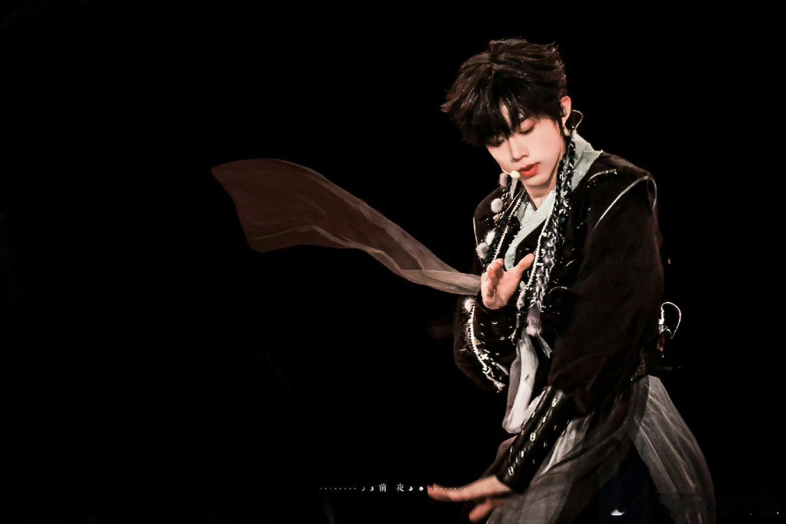 陈奕恒骁饭拍，他穿古装来狠古风小生吧古装挺惊艳的。陈奕恒周扬