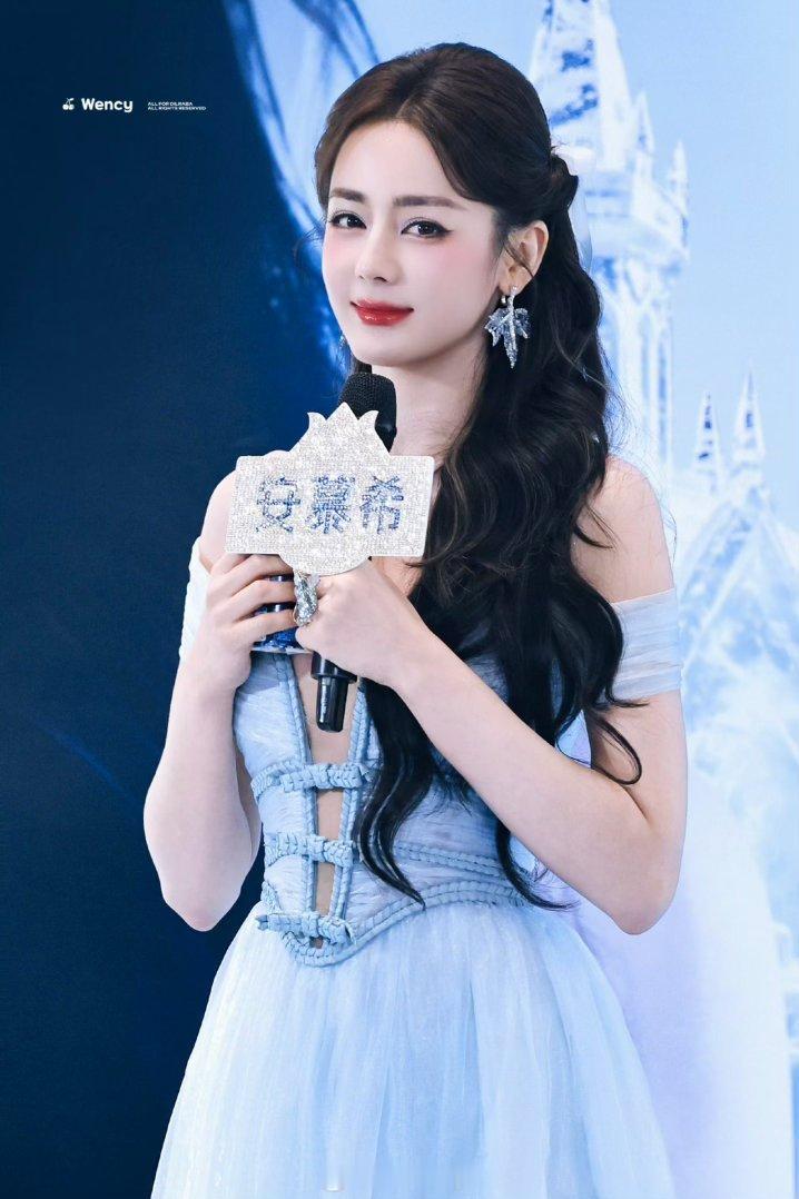 迪丽热巴蓝裙公主蓝，另一种蓝💙