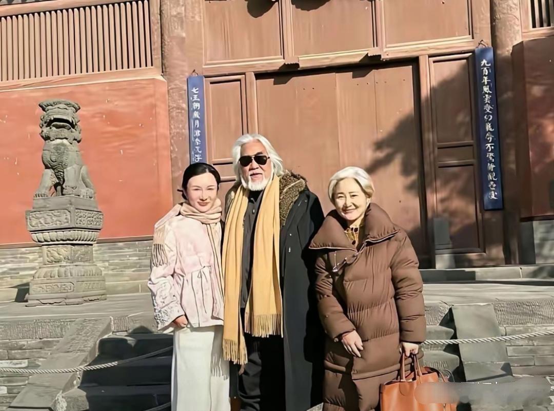 张纪中带着老婆，丈母娘游玩。