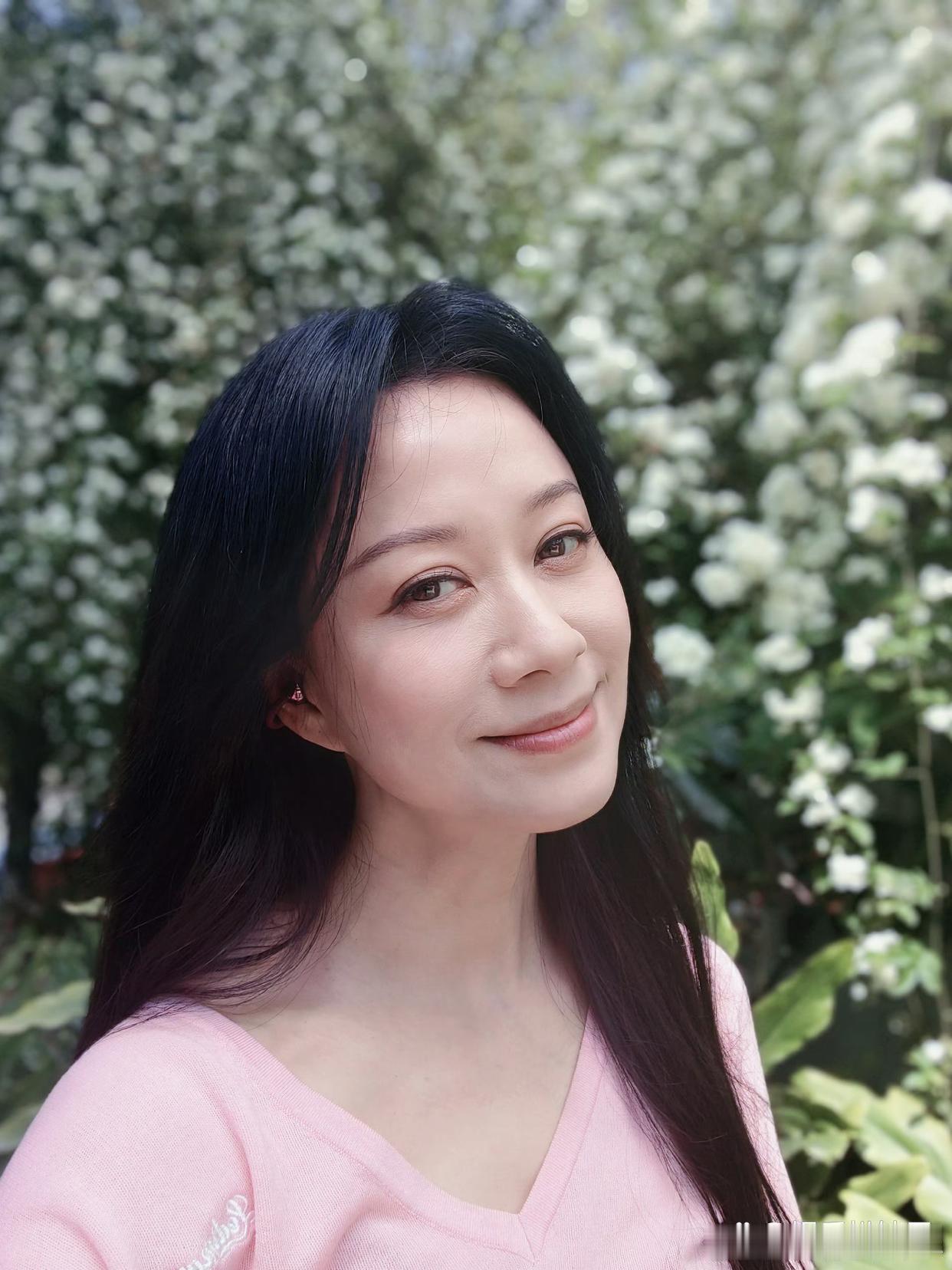 1.倪虹洁跟自己儿子联系不多，关系也不是很好，儿子出国读书没花她的钱，是爸爸出钱