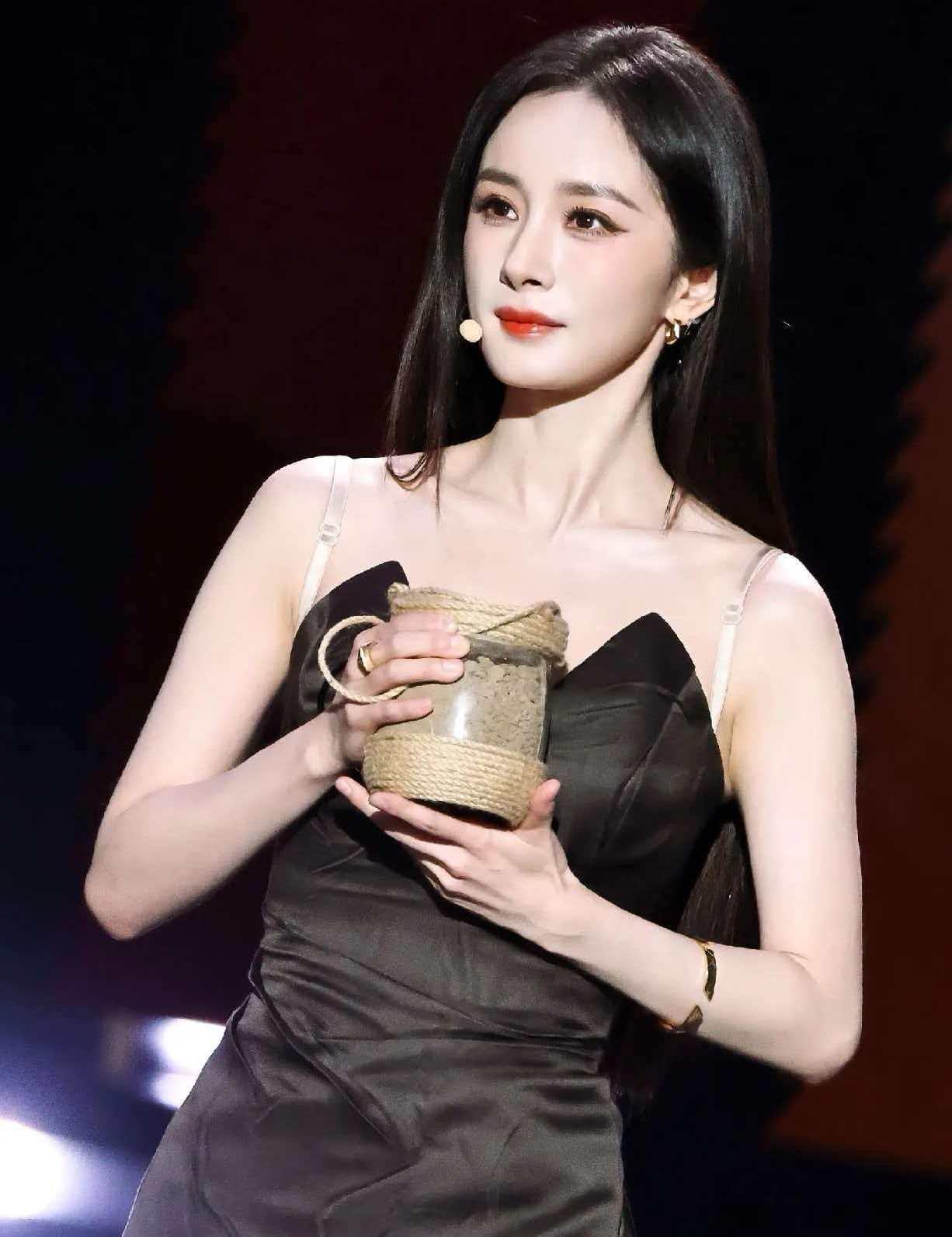 杨幂那根透明肩带，扯下了内娱红毯最后一块遮羞布。有人笑她土，说顶级女星不该犯这