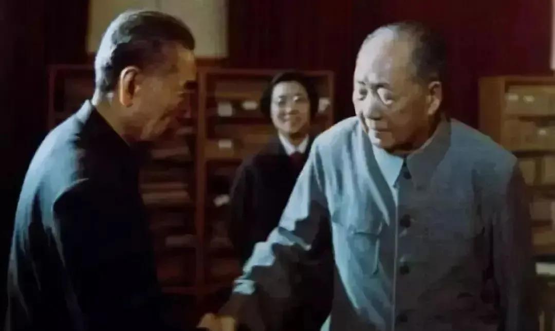 这是一张珍贵的照片。上世纪70年代，在一次外事活动结束后，送走了外宾，毛主席和周