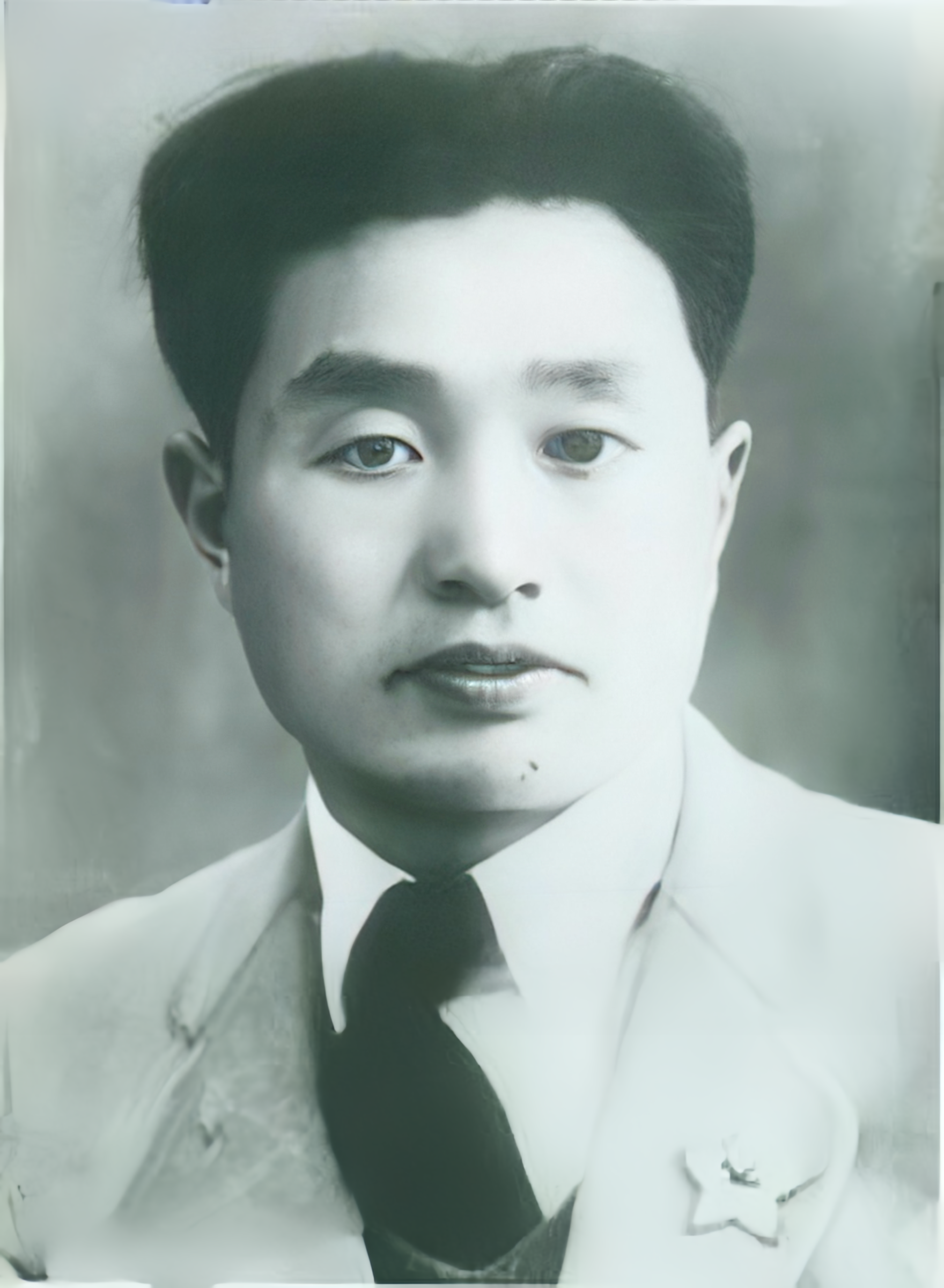 这位风度翩翩的帅哥，能文能武，才华横溢，是彭德怀红三军团的老部下。一生佩服彭德怀