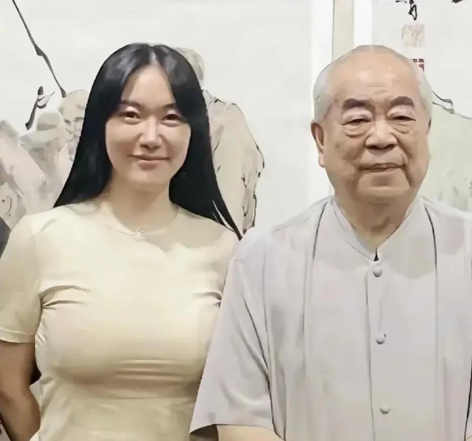 九旬老翁年轻妻，怀抱幼子夸神奇。远处站的是继子，难掩内心那份屈。据网传范曾