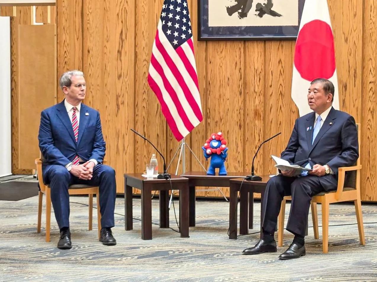 日本渴望美国的尊敬。日本首相石破茂会见美国财政部长贝森特率领的总统代表团，会客厅