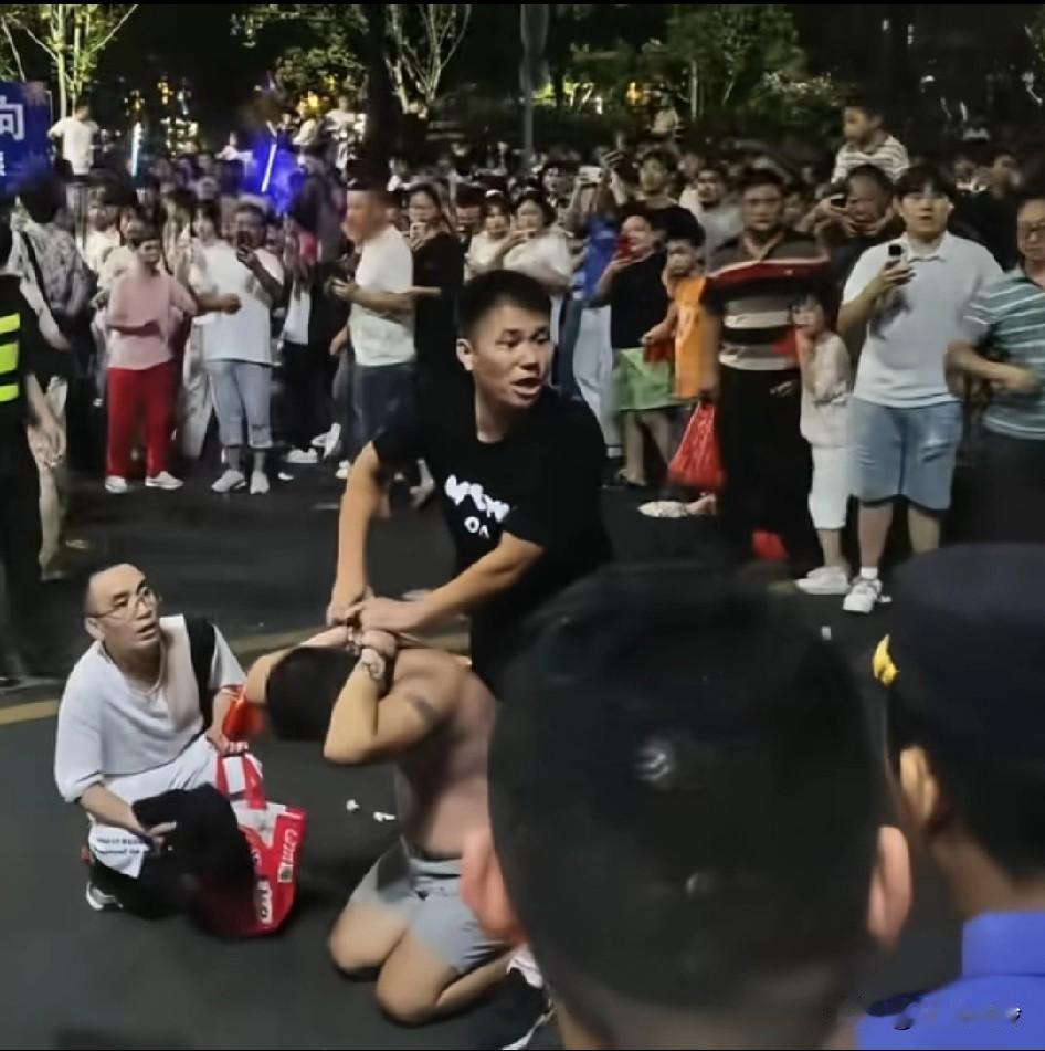 秋水广场惊现持刀歹徒拿刀砍人?据说是大哥太热了，光膀子拿扇子走路嚣张了点，被热