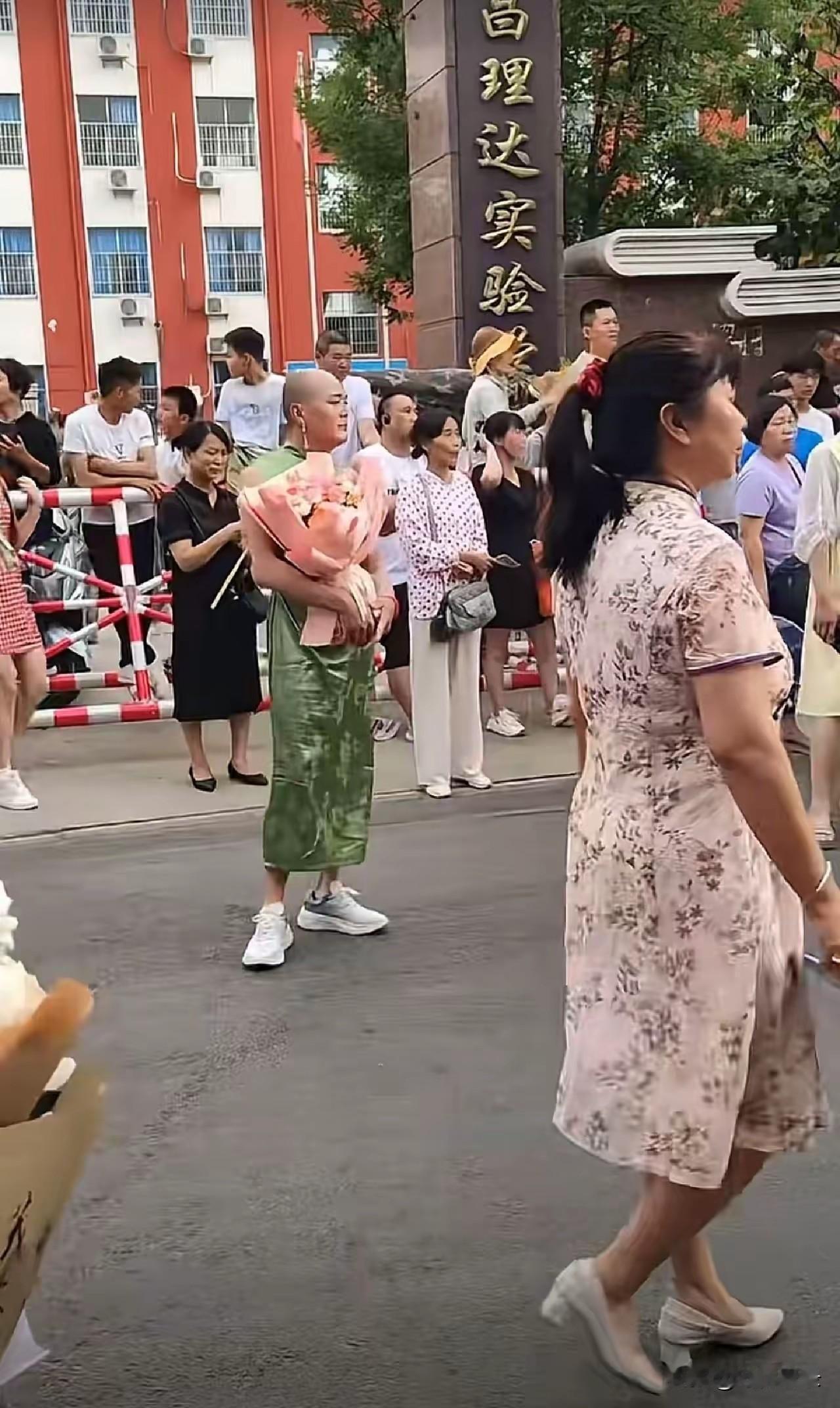 明天就要高考了，这是决定孩子一生的大事。可是最近几年，每当高考，在考场门前总会