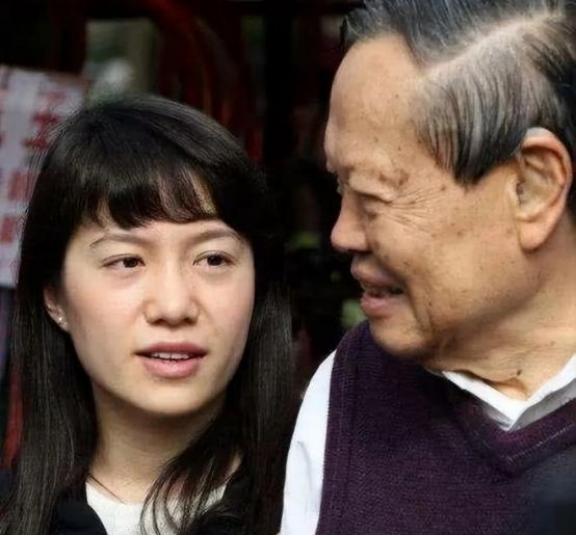 一次逛街时，翁帆在相机柜台前驻足许久，指尖轻轻划过机身却迟迟没有开口。杨振宁
