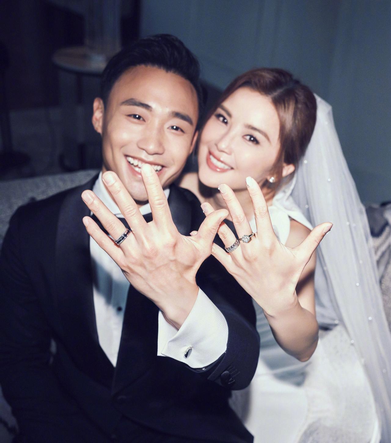 左边是林俊贤，1993年出生，身高174cm。右边是蔡卓妍，1982年出生，身