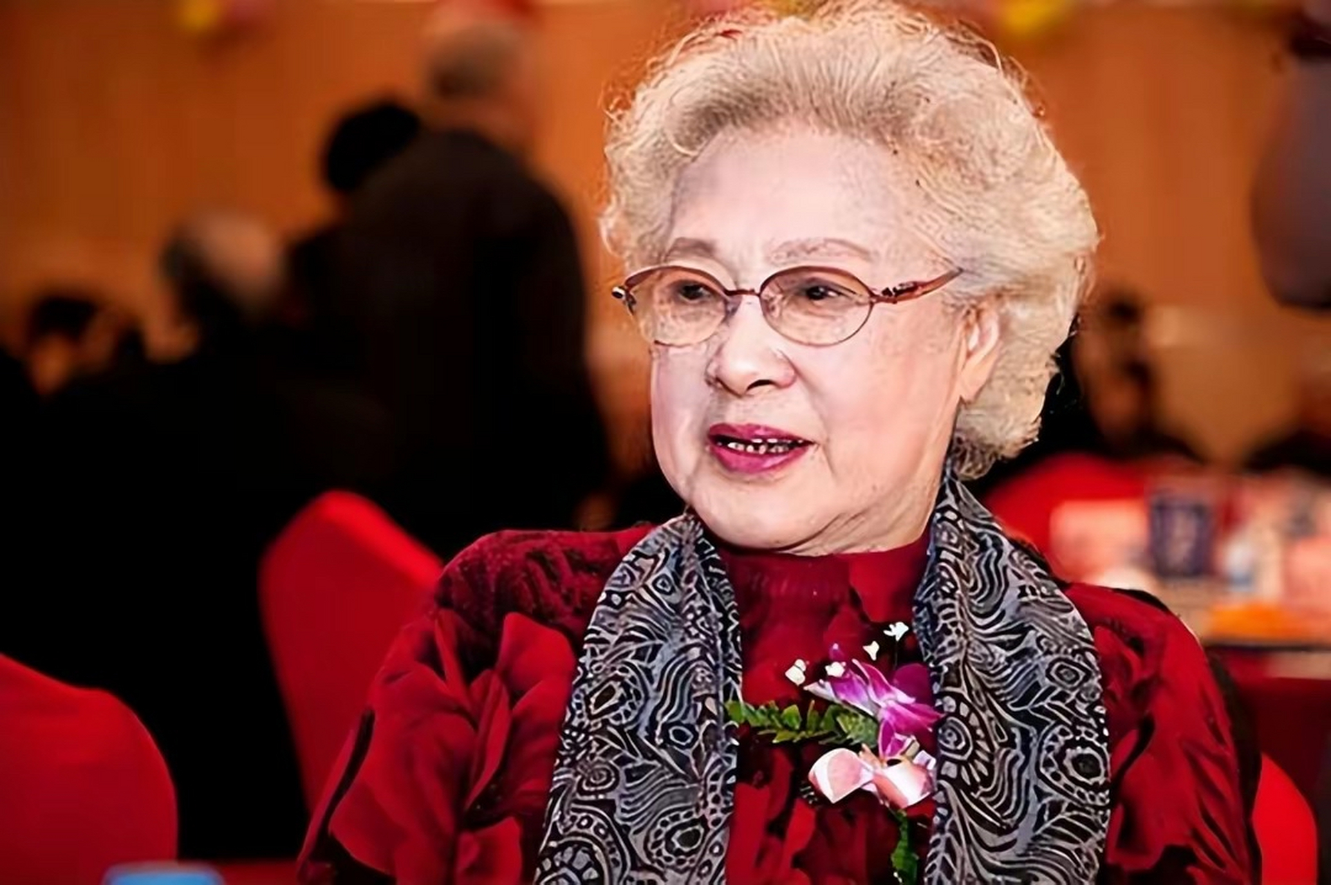 2018年，鲁豫登门拜访96岁的秦怡，秦怡说：我熬了大半辈子子，两任丈夫先后离她