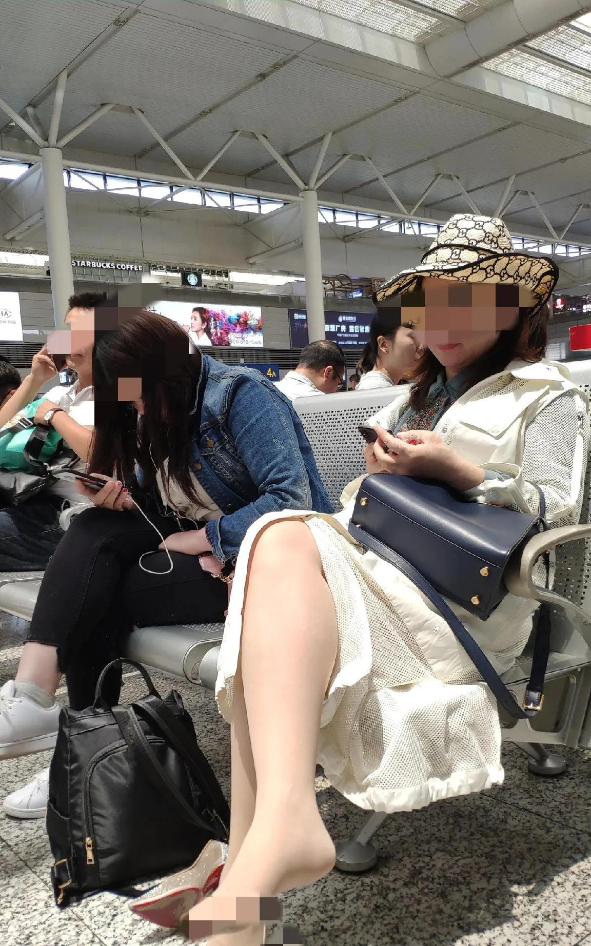 有个女士去赶高铁，在高铁站竟然脱鞋了，她也不去理会周围人的目光，不管他人愿意不愿