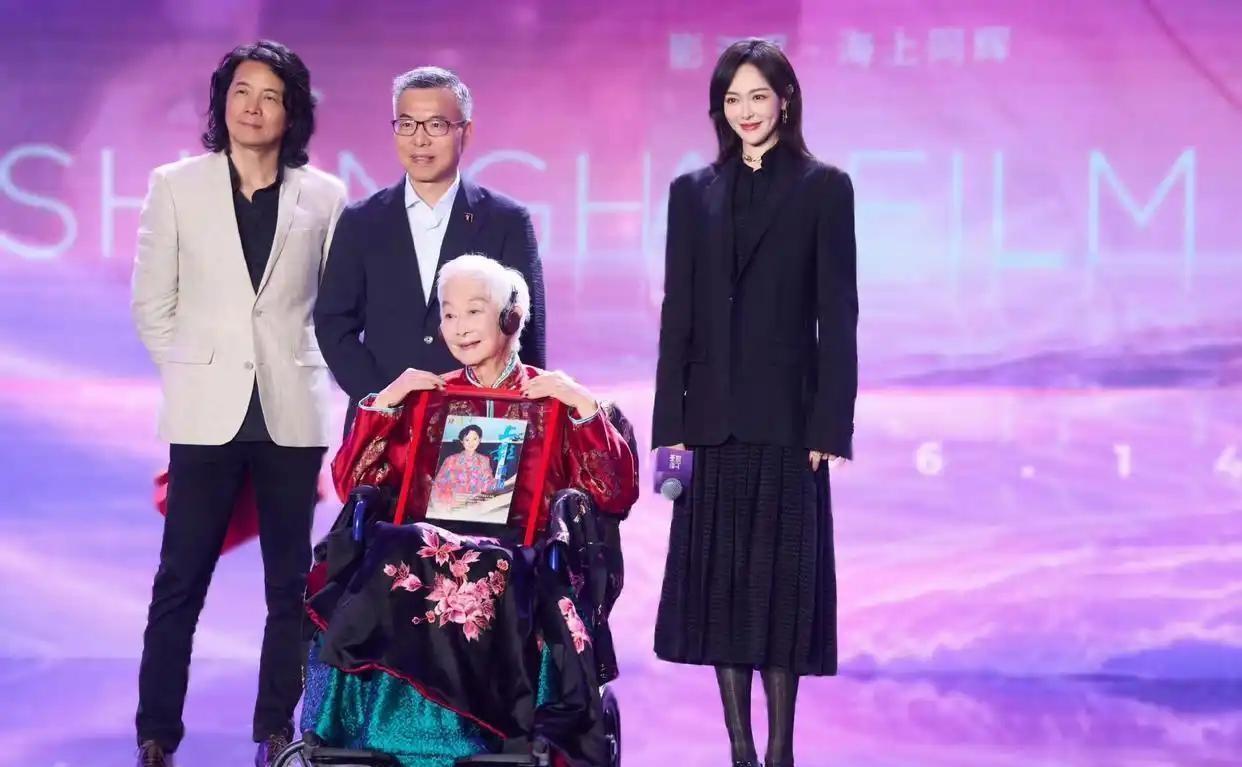 唐嫣黑丝袜高跟大长腿，知性优雅迷人