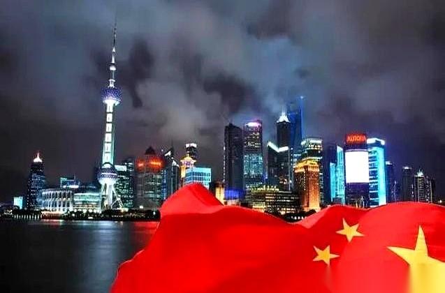 你说怪不怪，每次咱们自己家刚要摸到世界之巅，第一个跳出来、往死里踩你的，往往就是