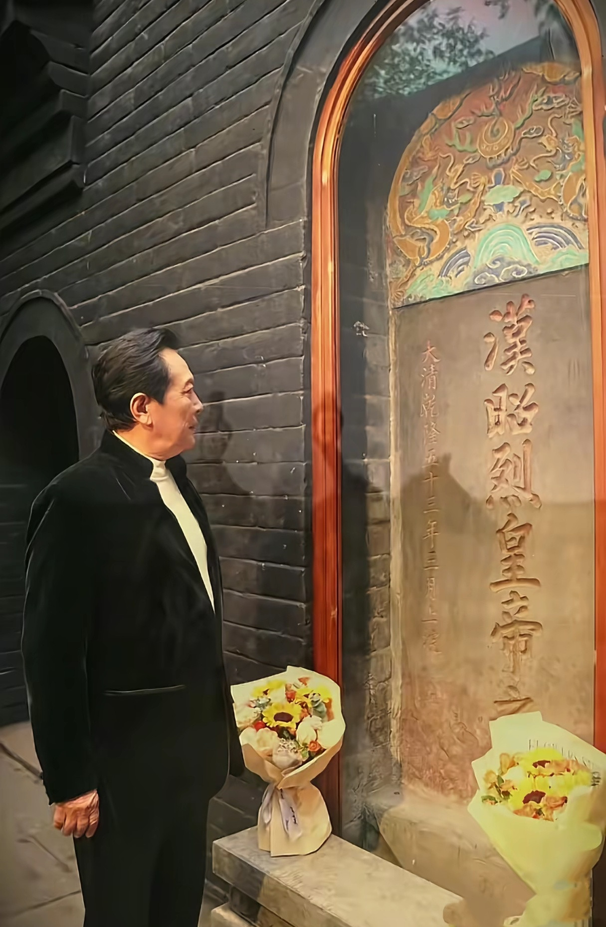 请用一句话形容这一幕。