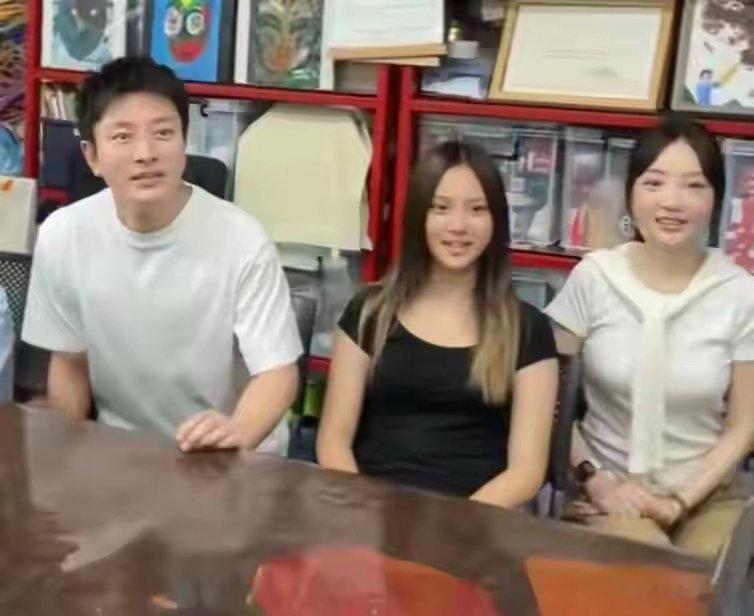 罕见！贾乃亮跟前妻“合体”，脸色尴尬眼神闪躲，网友：世纪和解​