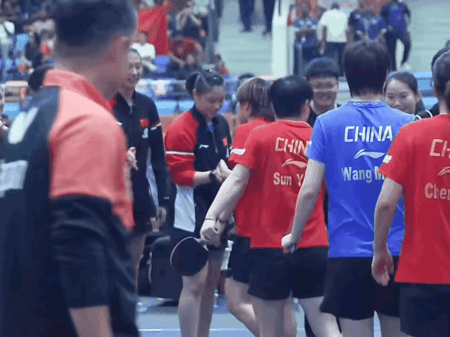 真没想到，孙颖莎和陈熠关系这么好？亚锦赛结束以后，邱贻可带队和陪练握手，
