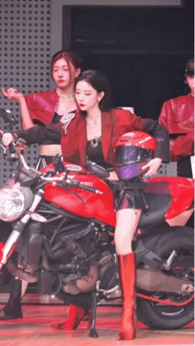 张紫宁人间法拉利好顶张紫宁《下一顺位是她》收官舞台直接上演红色法拉利机车辣妹，