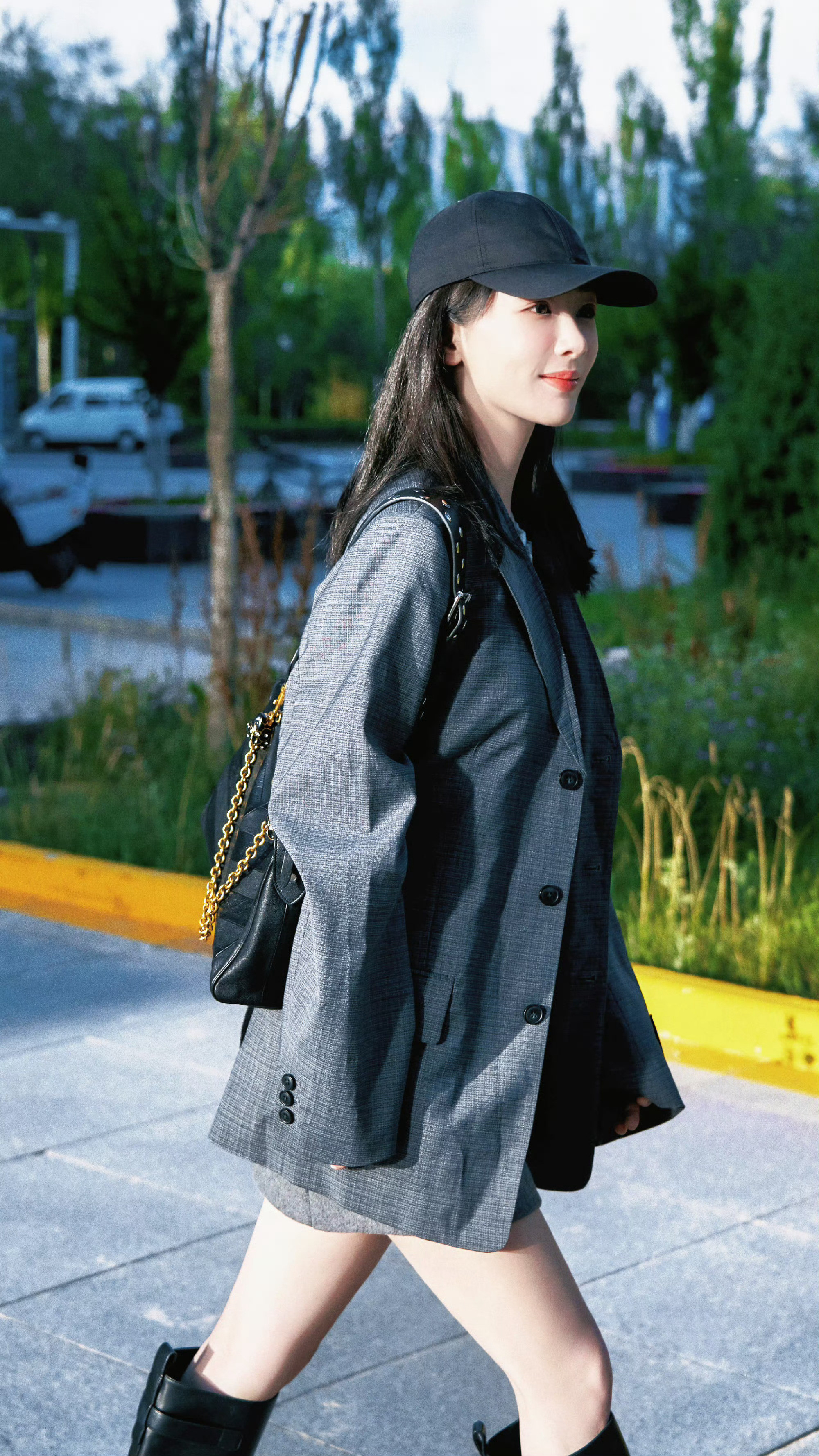 杨紫格雷系私服穿搭华伦公主杨紫又飒又美白菊好久不见甚是想念​​​