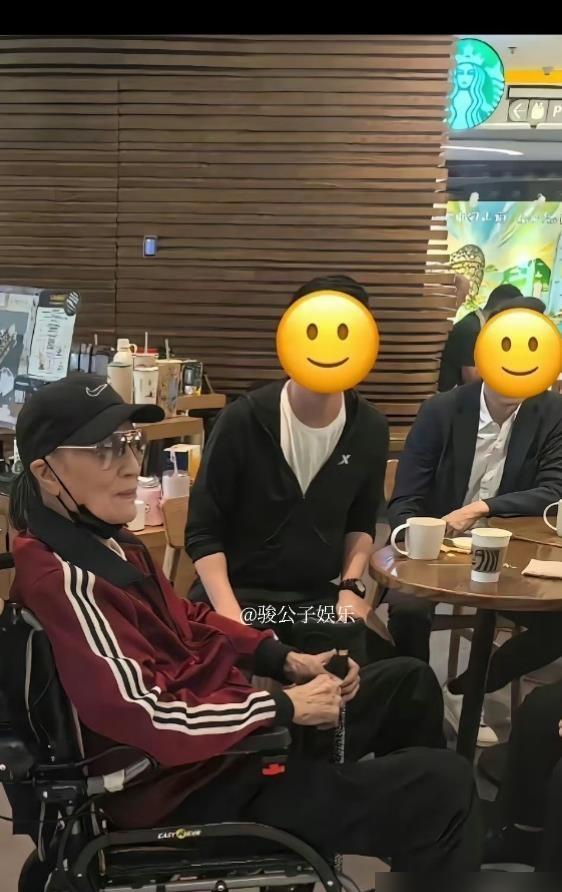 谢霆锋一年只给亲妹妹谢婷婷发10条短信，妹妹经常已读不回。但在她未婚产女、生父