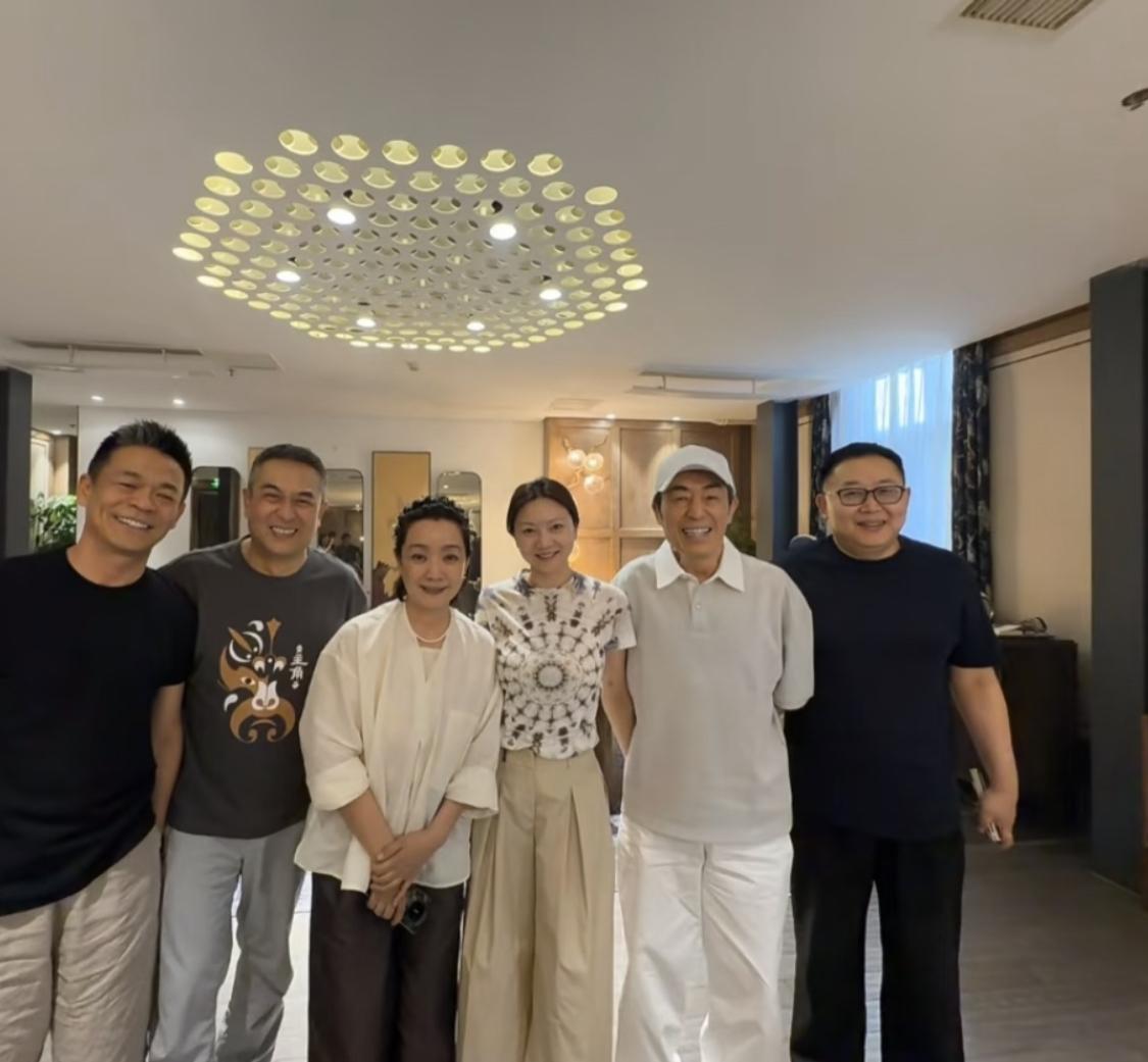 张艺谋76岁，王石74岁，同样是娶了小娇妻，都说王石被骗了，却没人说张艺谋被骗了