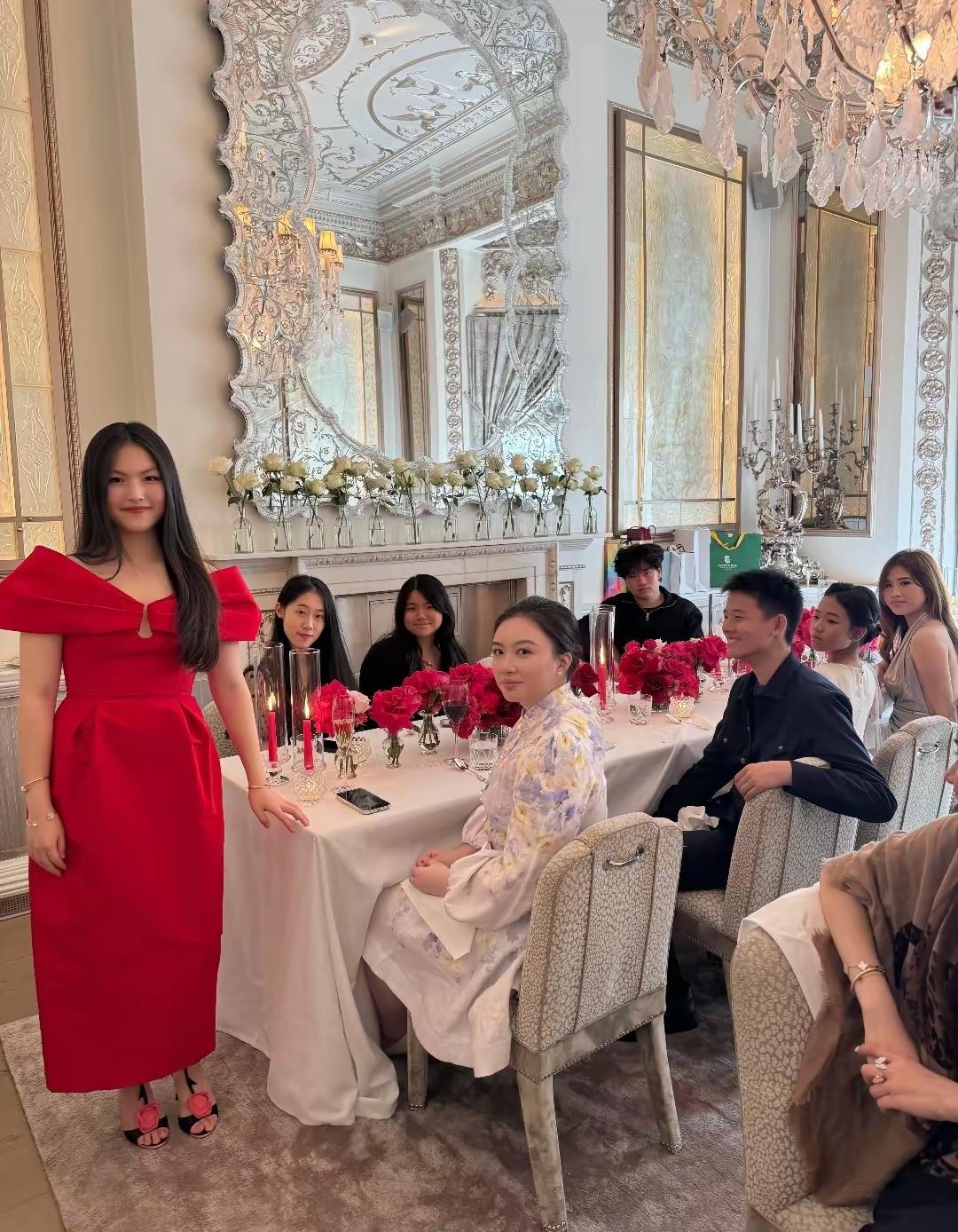 有钱人都这么玩了吗？王诗龄16岁了，李湘花了大钱，给她在伦敦庆生：水晶吊灯的