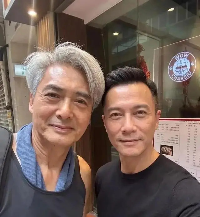71岁周润发街头买叉烧，头发花白消瘦驼背无保镖，私下很松弛​