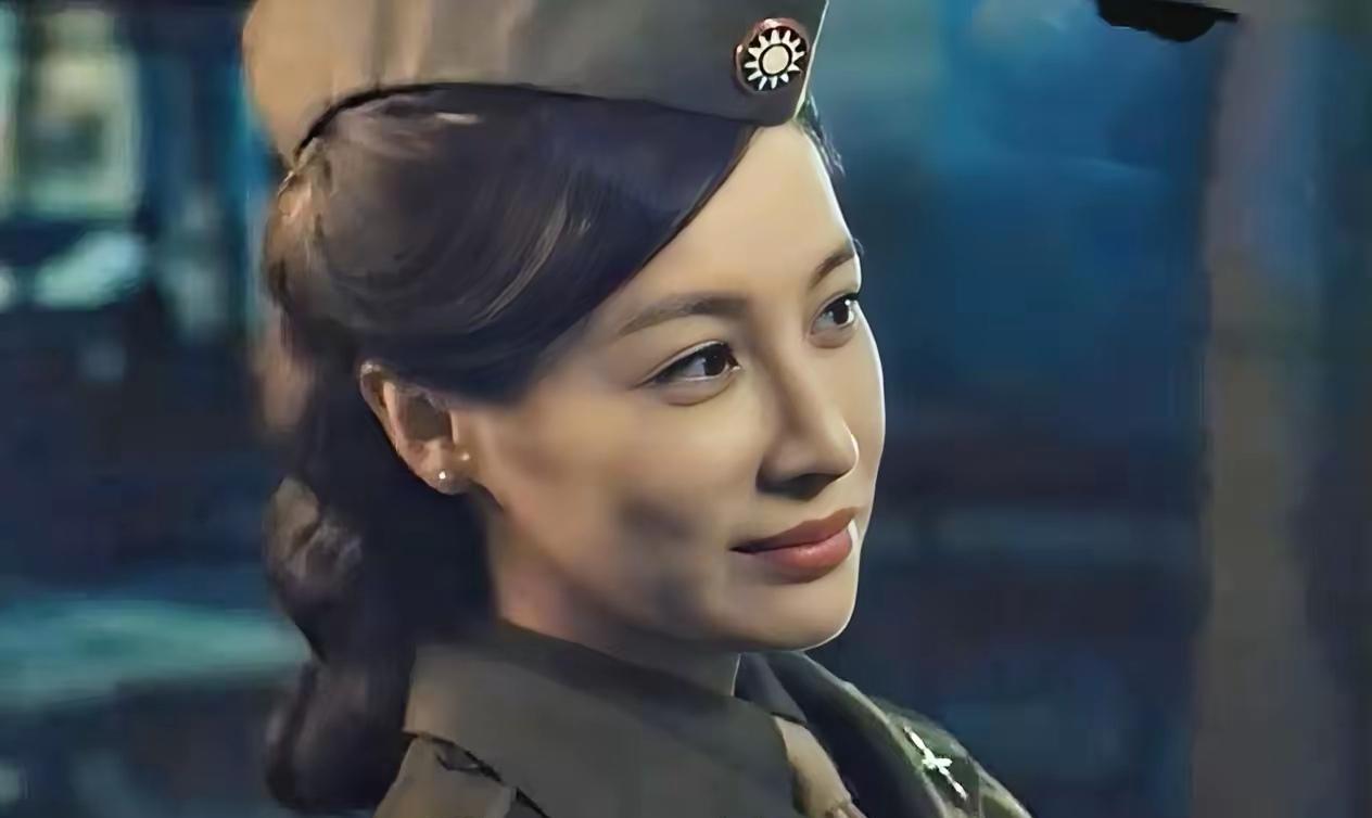 追剧《沉默的荣耀》昨晚美女演员隆妮饰演的黎晴闪亮登场，观众眼前一亮，高挑的个子，