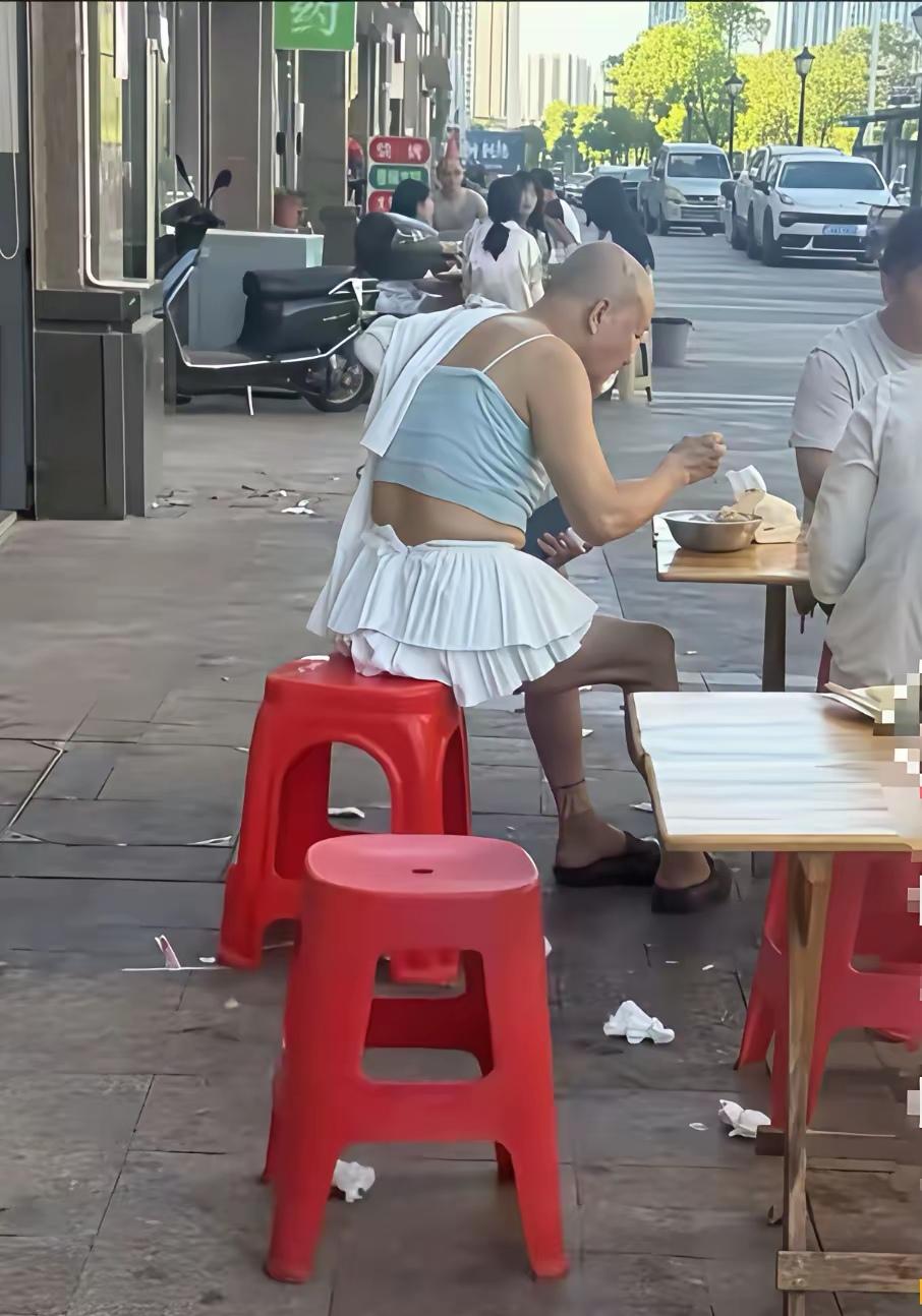 辣眼睛！大爷你穿的好奇葩某地早餐店，看见一位年过古稀的光头大爷，身着浅蓝色背