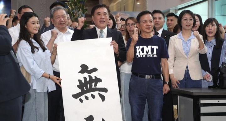 【奇葩，国民党主席选举，一位国民党民代陪着3个人现身登记】国民党主席改选将在1