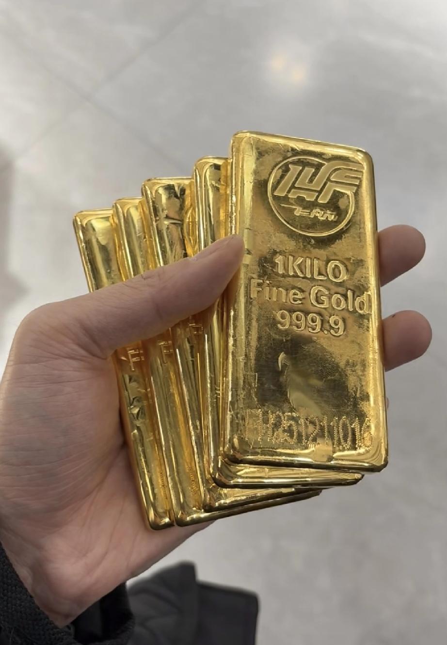 奉劝大家一句，只要过了一月份，大家就尽量不要去买黄金了。我朋友他喜欢炒股