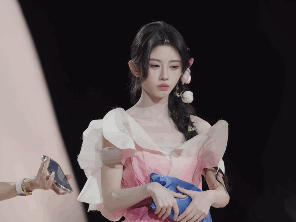 鞠婧祎B站跨晚彩排路透被鞠婧祎彩排路透戳中！不仅颜值抗打，对舞台还这么较真，每