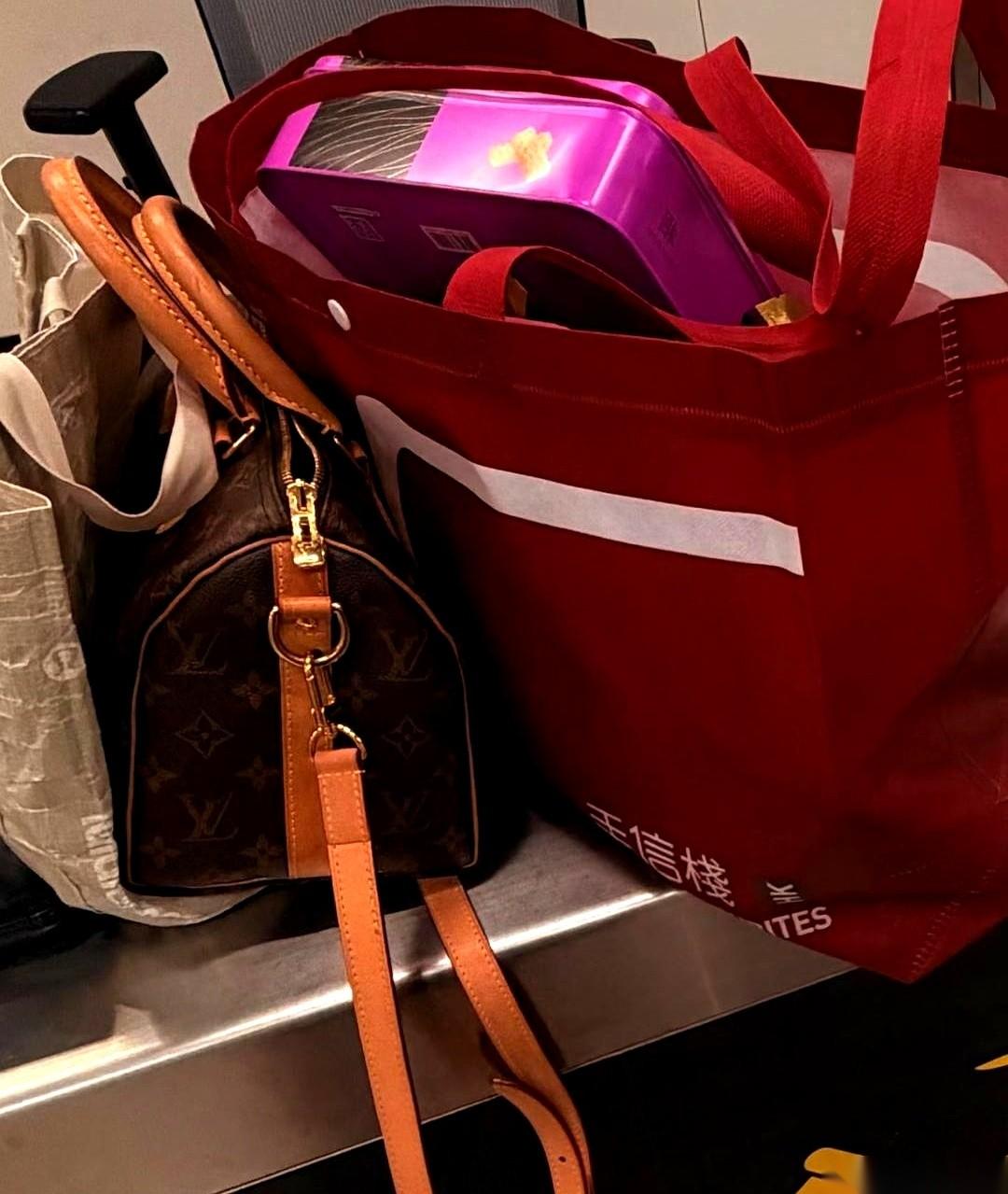 “你这里，有个手镯。”就这一句话，机器屏幕前那个大哥，语气平淡得像在问我吃饭了