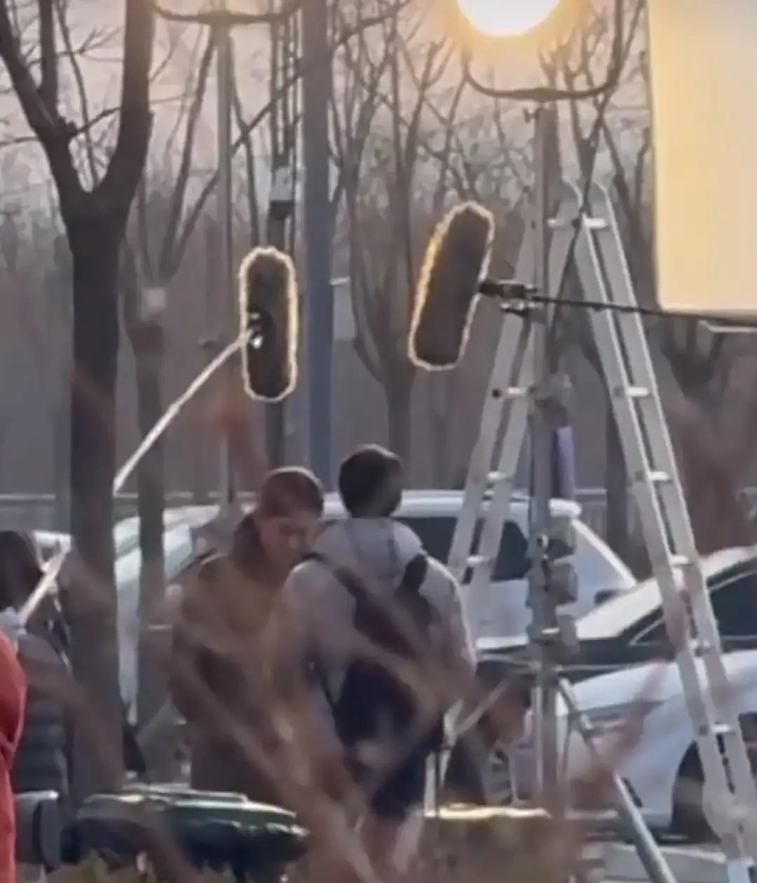 肖战被王彦霖逗得笑到弯腰，转头发现兄弟咳得脸通红，立刻把保温杯塞过去，还顺手帮人