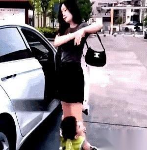 刷到一个视频，差点没把我笑死过去。25岁，人生刚开了个头，结果她妈，直接给她的