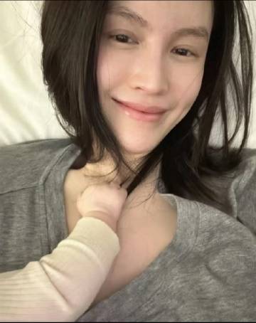 何穗天生冷白皮，儿子也遗传了她的好肤质