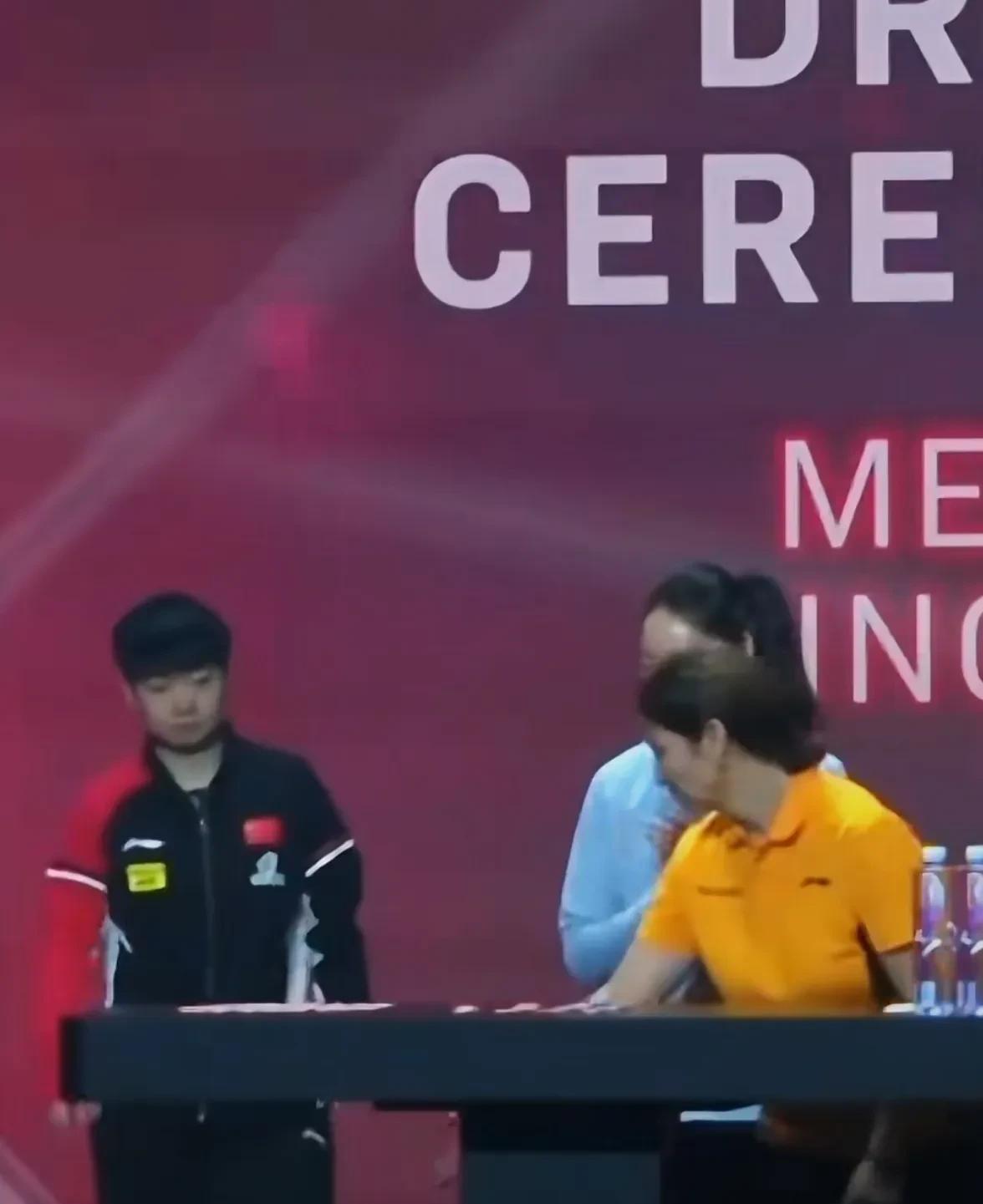 美国大满贯抽签太戏剧化了！何卓佳和陈幸同，抽签时坐一块，第一场就抽到一起见面了