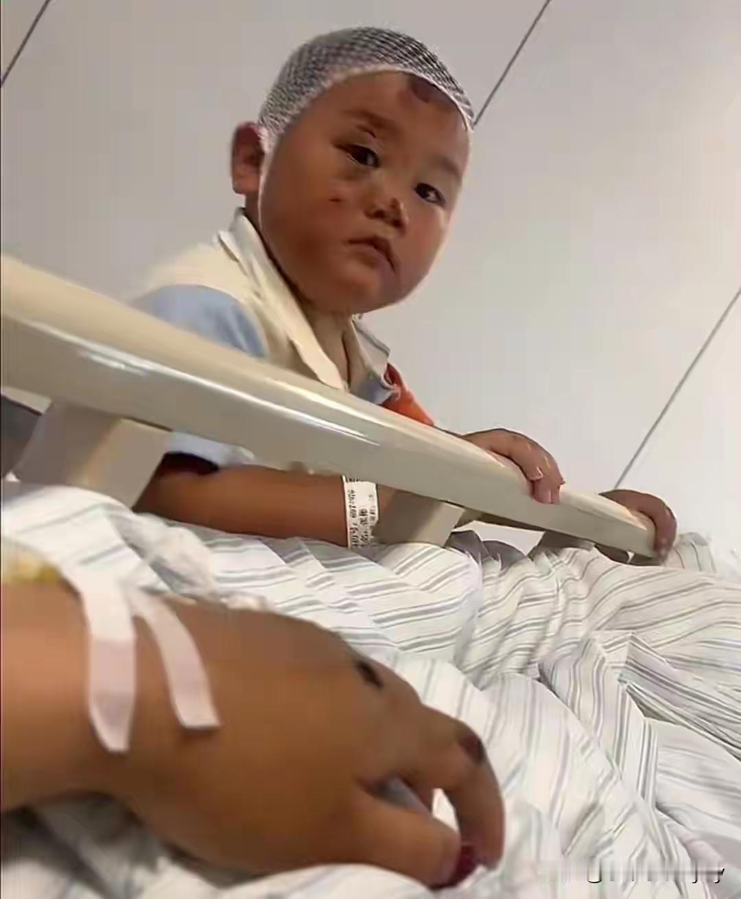 一句“妈妈我在，别害怕”。让全网泪目的小小男子汉。一位送外卖妈妈带着3岁儿子