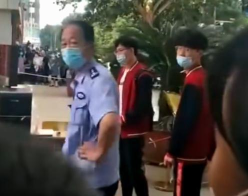 俩孩子迟到被禁入考场，很多家长劝说让孩子进去，执法人员说，这就是规矩。如果连高考