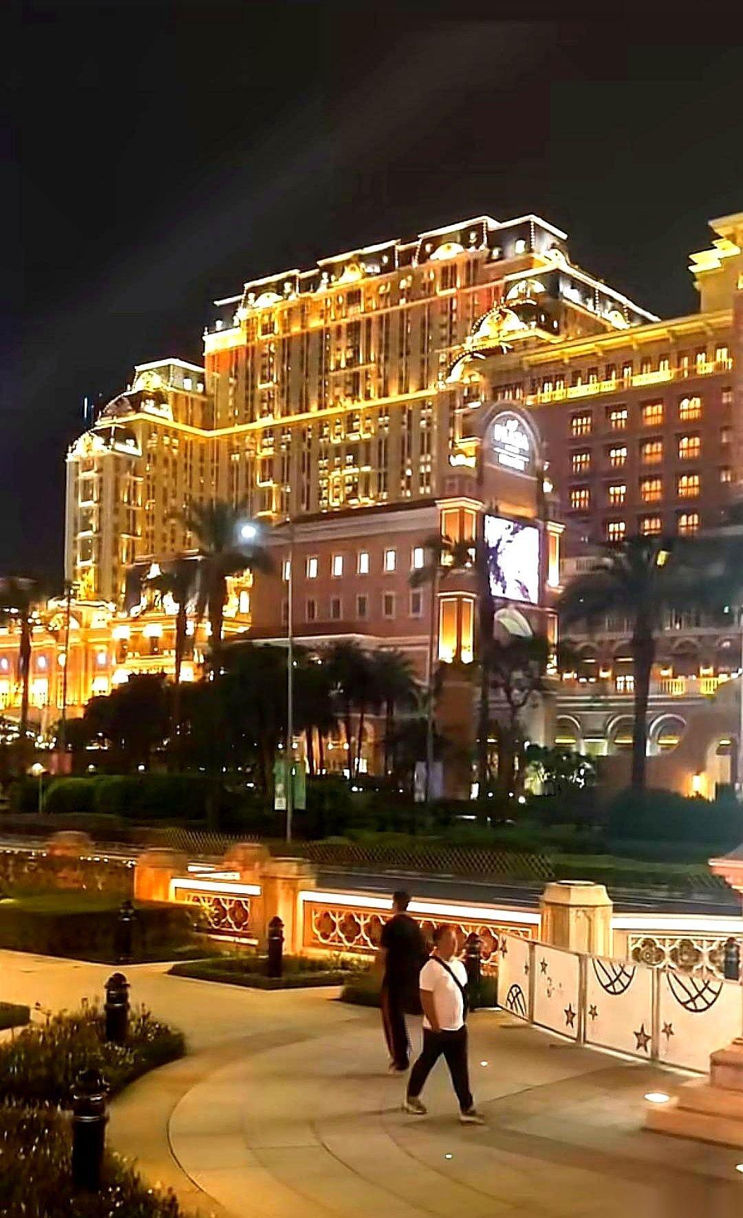 128个假码，四个人，就这么大摇大摆揣着过了关。你以为他们要去挑战赌场？别傻