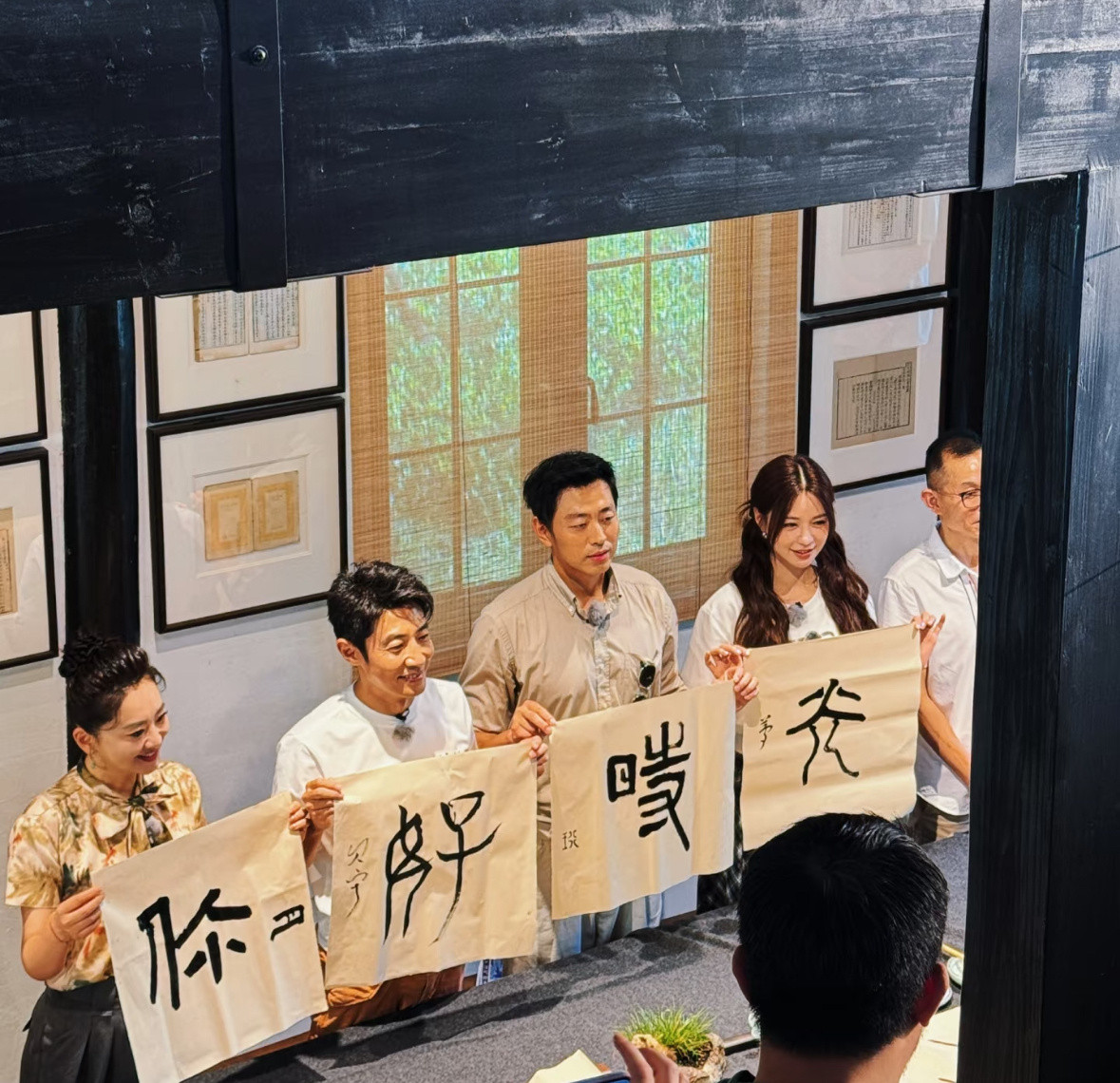 沈梦辰也被当众读热搜哈哈哈哈，笑发财了，这下沈梦辰也是被贴脸开大了，这不好意思分
