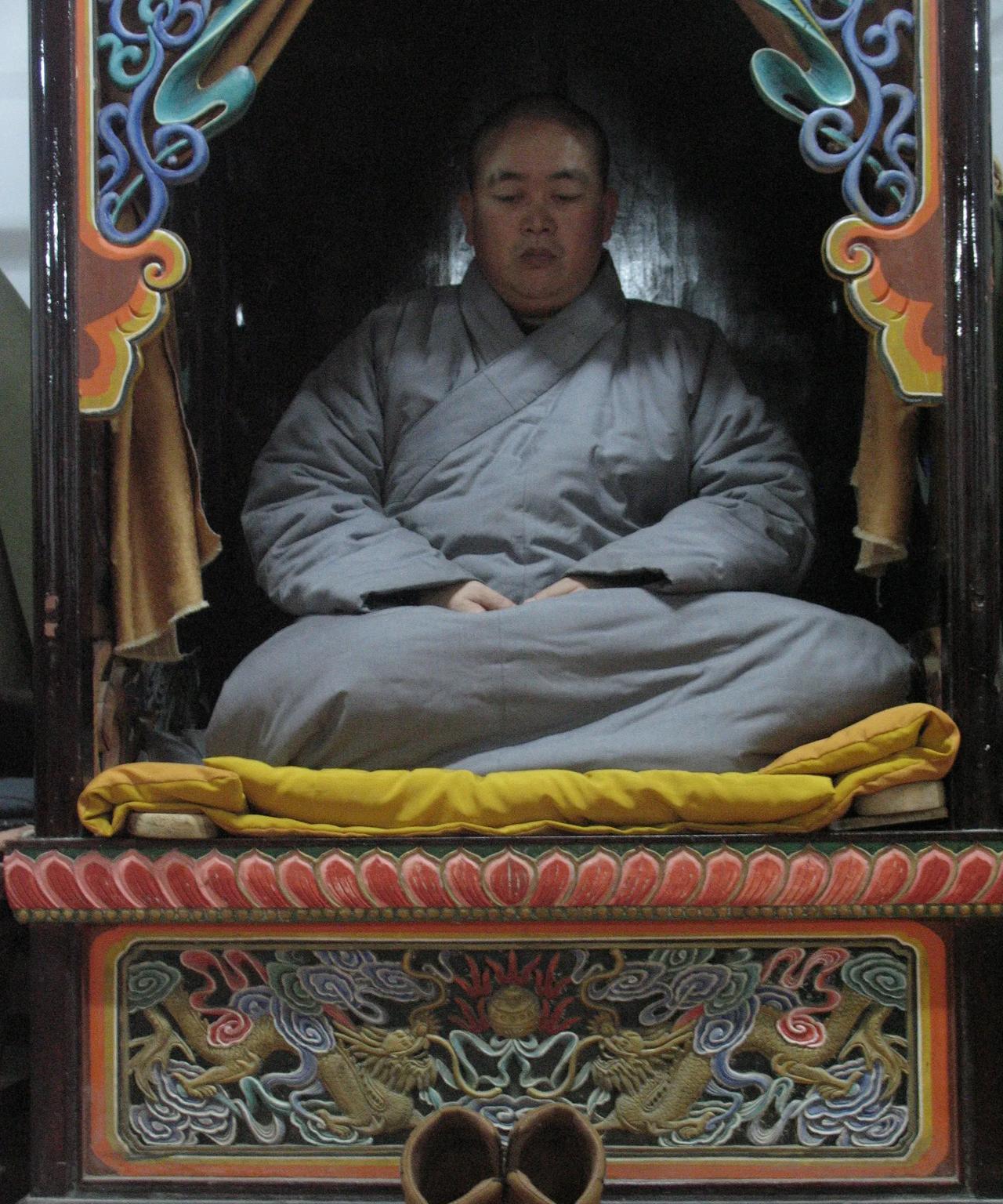 释永信这张照片，太有佛祖姿势了。他在佛祖眼皮底下玩得那么花，就不怕上天有眼么？说